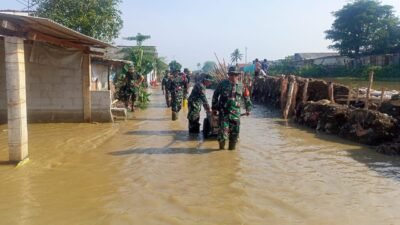 Petugas gabungan dari BPBD dan BNPB saat melakukan proses pembersihan dan penanganan material pascabanjir di Kabupaten Bekasi, Rabu (5/11/2025).