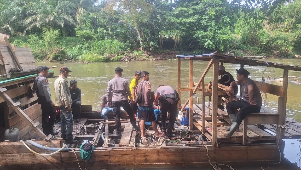 Tim gabungan Polres Sekadau bersama Forum Masyarakat Peduli Air Sungai Ntorap saat memusnahkan peralatan PETI yang ditemukan di Desa Mondi, Sekadau Hulu, Rabu (5/11/2025).