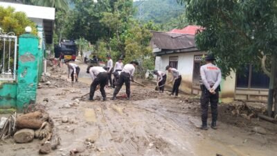 Tim gabungan bersama warga bergotong royonh untuk melakukan pembersihan material pascabanjir yang melanda wilayah Kabupaten Bolaang Mongondow, Sulawesi Utara, pada Jumat (31/10). Sumber Foto: BPBD Kabupaten Bolaang