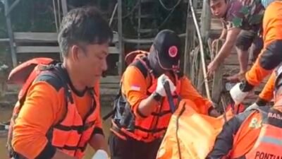Tim SAR gabungan yang terdiri dari Basarnas, BPBD, TNI/Polri, dan warga saat melakukan proses evakuasi jenazah korban yang ditemukan mengapung di Sungai Kapuas, Tayan Hilir, Rabu (26/11/2025).