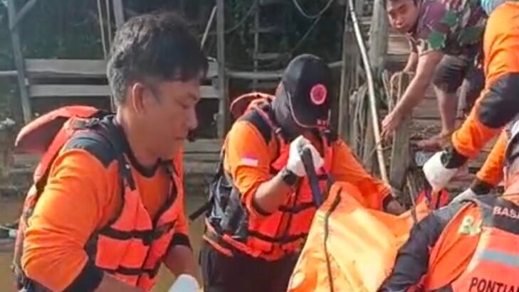 Tim SAR gabungan yang terdiri dari Basarnas, BPBD, TNI/Polri, dan warga saat melakukan proses evakuasi jenazah korban yang ditemukan mengapung di Sungai Kapuas, Tayan Hilir, Rabu (26/11/2025).