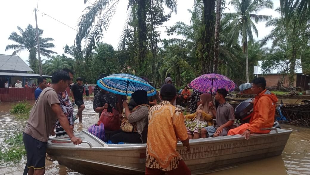 Tim gabungan mengevakuasi warga terdampak banjir di Kabupaten Agam, Provinsi Aceh pada Selasa (25/11/2025). Sumber Foto: BPBD Kabupaten Agam