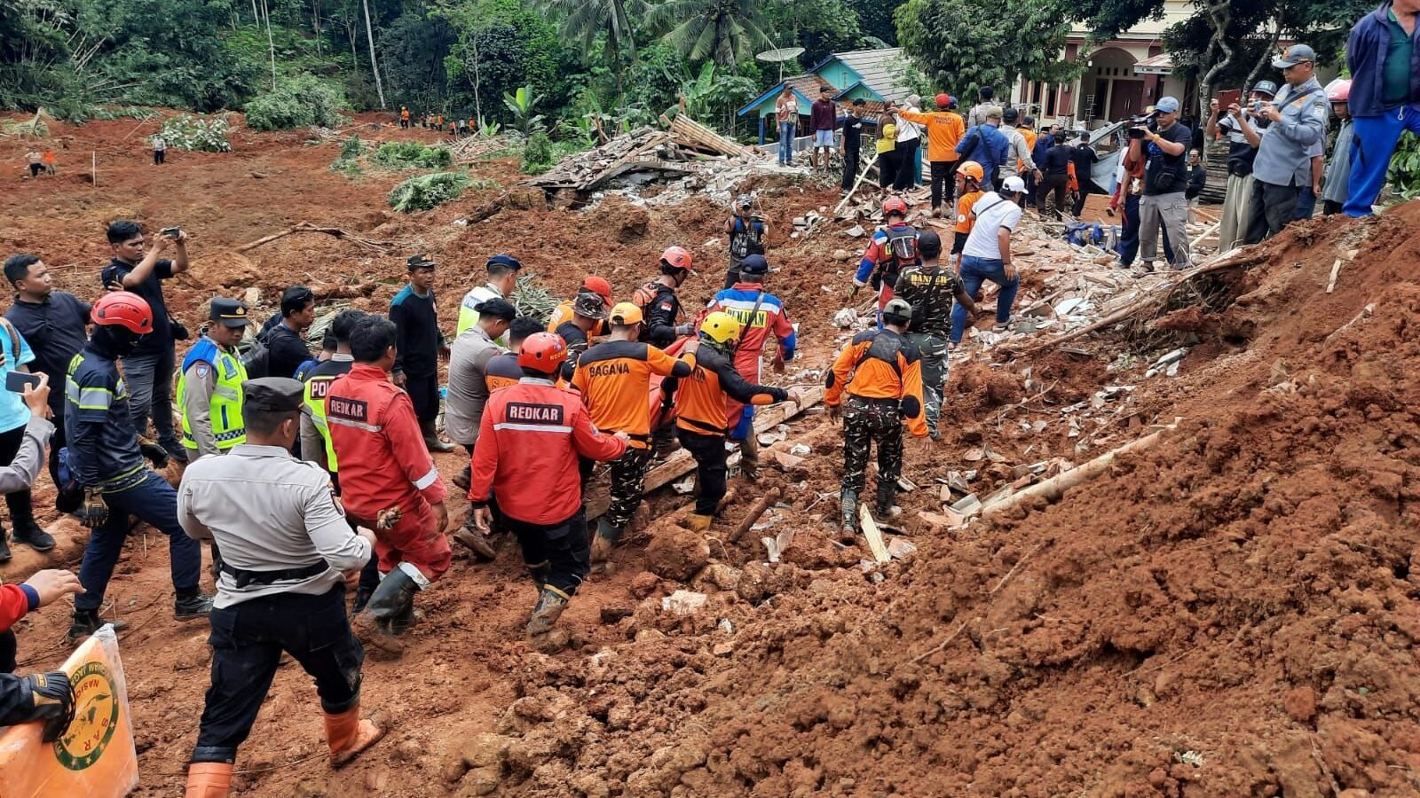 Tim gabungan melakukan operasi pencarian dan pencarian dalam bencana tanah longsor yang terjadi di Kecamatan Majenang, Kabupaten Cilacap, Jawa Tengah, Jumat (14/11).