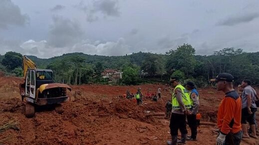 Tim gabungan melakukan operasi pencarian dan pencarian dalam bencana tanah longsor yang terjadi di Kecamatan Majenang, Kabupaten Cilacap, Jawa Tengah, Jumat (14/11).