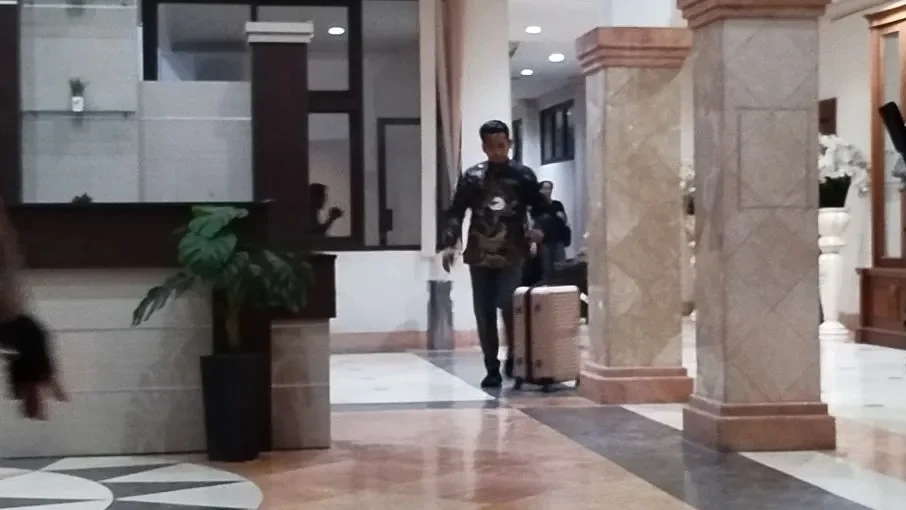 Tim penyidik KPK saat keluar dari Kantor Pemkab Ponorogo dengan membawa tiga koper berisi dokumen hasil penggeledahan, Selasa (11/11/2025).