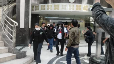 Tim penyidik KPK saat keluar dari Dinas PUPR Riau. (Dok. Ist)