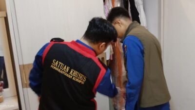 Petugas penyidik Pidsus Kejati Kalbar saat melakukan penggeledahan di salah satu lokasi terkait kasus dugaan korupsi dana hibah Yayasan Mujahidin Pontianak, Kamis (6/11/2025).