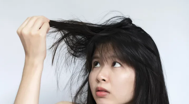"Rambut cepat lepek dan berminyak saat beraktivitas? Temukan 5 tips ampuh, mulai dari teknik keramas yang benar hingga penggunaan dry shampoo agar rambut tetap bervolume."