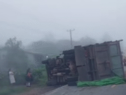 Truk Muatan Sawit Lakalantas di Jalan Lintang Batang, Muatan Tumpah ke Jalan