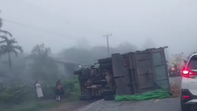 Kondisi truk muatan sawit yang mengalami kecelakaan di Jalan Raya Lintang Batang, Rabu (12/11/2025) pagi, yang menyebabkan muatannya tumpah ke jalan.