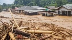 Tangkapan layar video amatir yang memperlihatkan material kayu gelondongan terbawa arus saat banjir melanda wilayah Tapanuli, Sumatera Utara. Kemenhut memastikan kayu tersebut bukan hasil pembalakan liar.