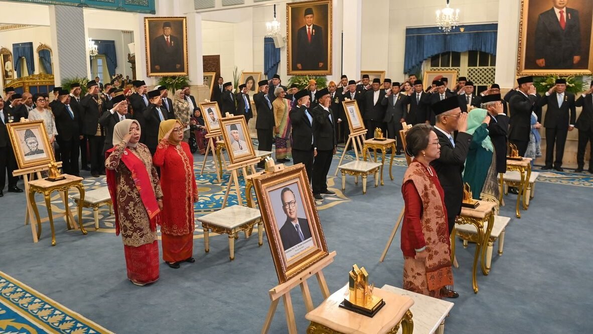 "Mensos Gus Ipul menyatakan ahli waris pahlawan nasional mendapat tunjangan Rp 57 juta per tahun, jaminan BPJS Kesehatan, dan hak makam di TMP."