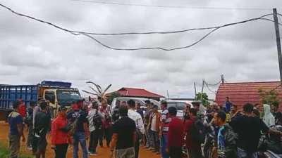 "Dituding garap 606 hektare lahan tanpa izin, puluhan warga Bika, Kapuas Hulu, geruduk kantor PT BIA dan menuntut ganti rugi senilai Rp4,8 miliar."