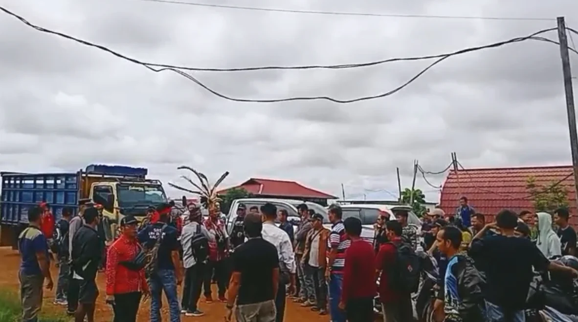 "Dituding garap 606 hektare lahan tanpa izin, puluhan warga Bika, Kapuas Hulu, geruduk kantor PT BIA dan menuntut ganti rugi senilai Rp4,8 miliar."