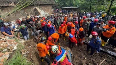 Upaya pencarian dan pertolongan korban longsor yang melanda wilayah Desa Depok, Kecamatan Bendungan, Kabupaten Trenggalek, Jawa Timur, Sabtu (1/11) malam dan Minggu (2/11). Sumber Foto: BPBD Kabupaten Trenggalek