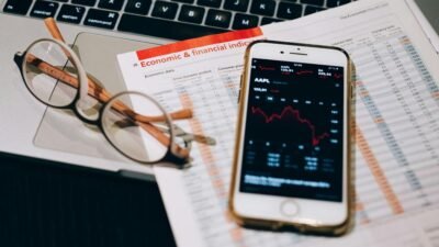 "OJK mencatat utang layanan paylater (BNPL) meroket 88,65 persen secara tahunan, mencapai Rp 10,31 triliun per September 2025."