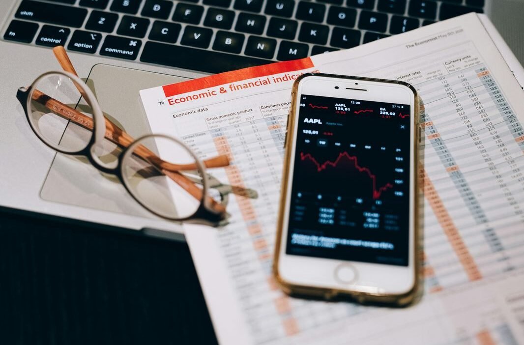 "OJK mencatat utang layanan paylater (BNPL) meroket 88,65 persen secara tahunan, mencapai Rp 10,31 triliun per September 2025."