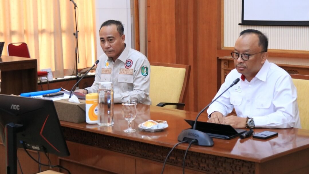 Wakil Gubernur Kalbar, Krisantus Kurniawan, memimpin rapat terbatas kesiapan ketersediaan BBM jelang Nataru 2026 di Pontianak, Jumat (7/11/2025).