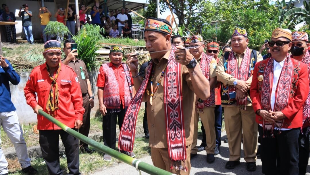 Wakil Gubernur Kalbar Krisantus Kurniawan saat peresmian Rumah Betang Bidayuh Labak Nyeru di Entikong, Selasa (11/11/2025). Foto: HO/Faktakalbar.id