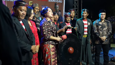 Wakil Bupati Sanggau, Susana Herpena, saat membuka acara Pagelaran Seni Sandur Madura di Taman Arongk Belopa, Senin (17/11/2025) malam.