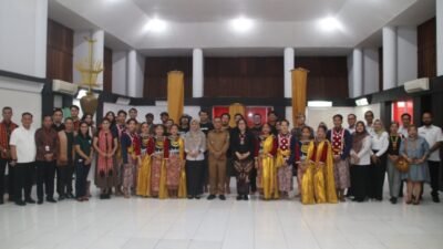 Wakil Gubernur Kalimantan Barat, Krisantus Kurniawan, berfoto bersama Tim Kesenian Kalbar usai acara pelepasan kontingen menuju Parade Tari Nusantara ke-41 di Gedung Wawasan Nusantara, Pontianak, Rabu (26/11/2025).