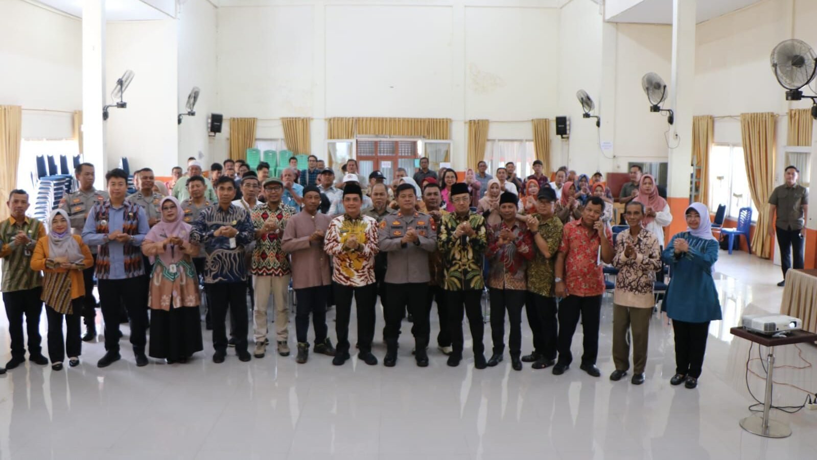 Dialog Interaktif mengangkat tema 'Bersama Mendukung Kota Pontianak yang Toleran, Harmonis dan Bersahabat' di Aula Kantor Camat Pontianak Timur.