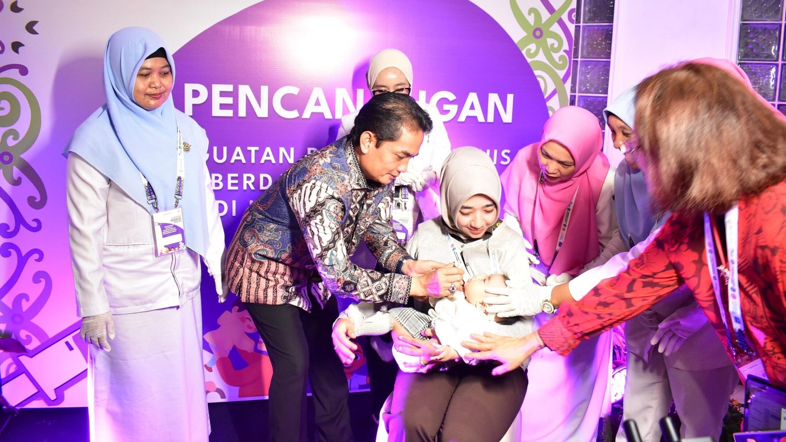 Wakil Wali Kota Pontianak Bahasan saat memberikan imunisasi secara simbolis beberapa waktu lalu.