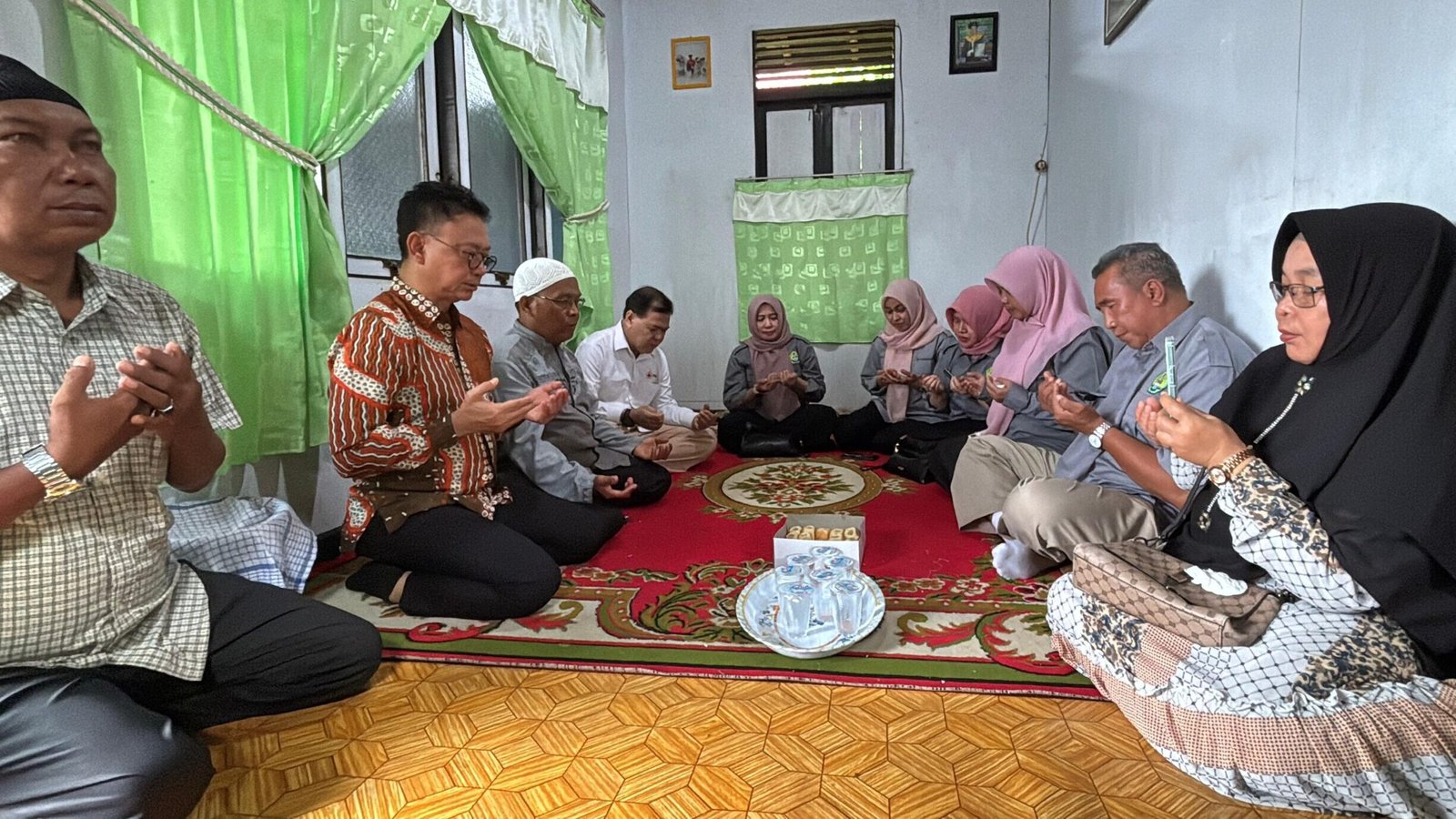 Wali Kota Pontianak Edi Rusdi Kamtono bertakziah ke rumah almarhum Halid, korban lakalantas dengan tronton di Jalan Tanjungpura.