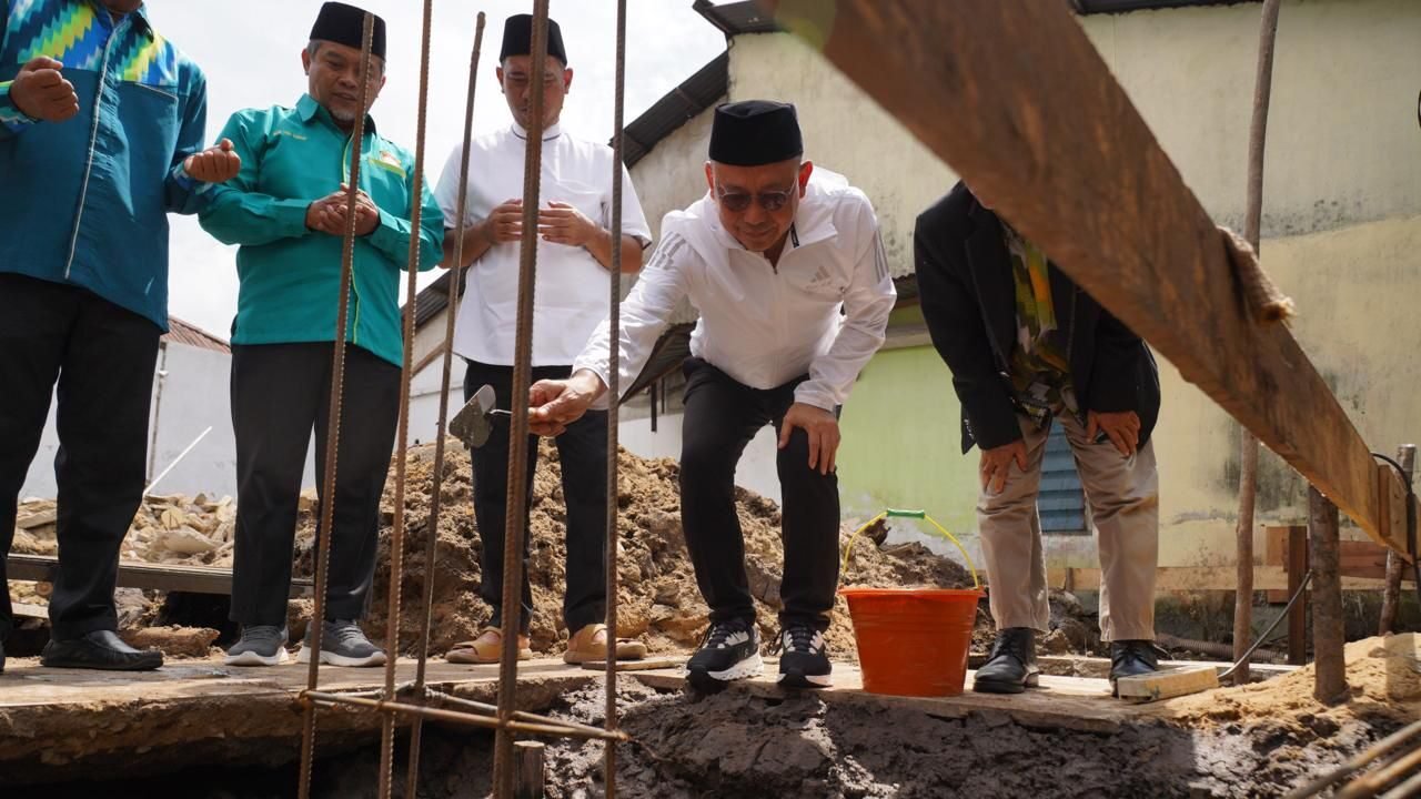 Wali Kota Pontianak Edi Rusdi Kamtono meletakkan batu pertama secara simbolis menandai dimulainya pembangunan Sekretariat DPD LDII Kota Pontianak.