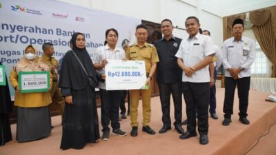 Wali Kota Pontianak Edi Rusdi Kamtono menyerahkan bantuan transportasi secara simbolis kepada petugas fardhu kifayah.