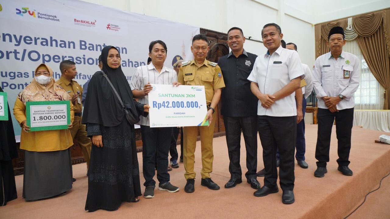 Wali Kota Pontianak Edi Rusdi Kamtono menyerahkan bantuan transportasi secara simbolis kepada petugas fardhu kifayah.