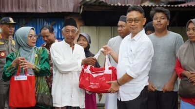 Wali Kota Pontianak Edi Rusdi Kamtono saat menyerahkan bantuan secara simbolis kepada salah satu warga korban kebakaran di Gang Teratai, Jumat (31/10/2025).