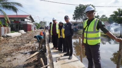 Wali Kota Pontianak Edi Rusdi Kamtono meninjau progres pembangunan turap di Parit Sungai Jawi Jalan Paralel Pal Lima.
