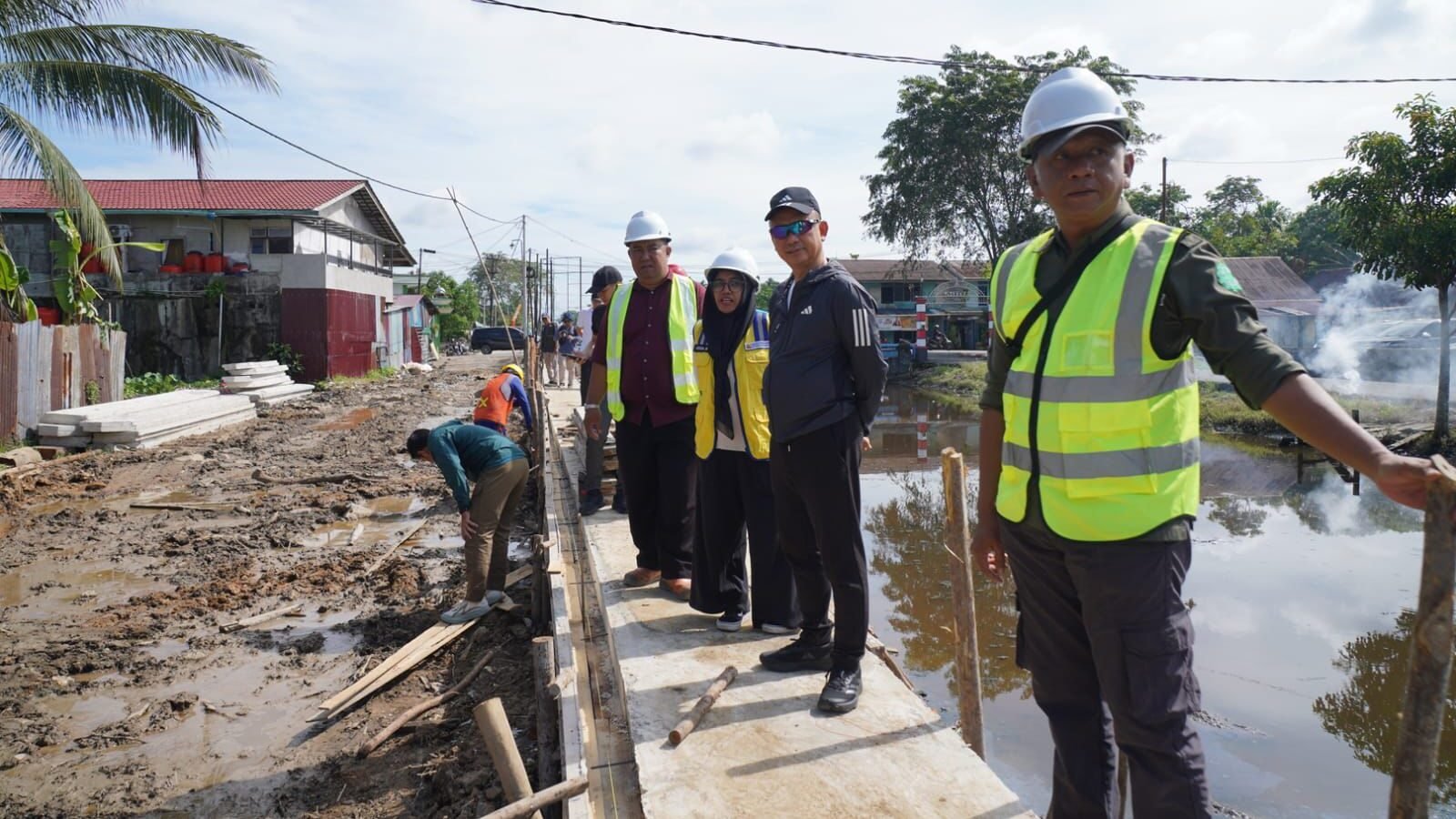 Wali Kota Pontianak Edi Rusdi Kamtono meninjau progres pembangunan turap di Parit Sungai Jawi Jalan Paralel Pal Lima.