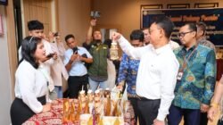 Wali Kota Pontianak Edi Rusdi Kamtono melihat produk-produk UMKM yang dipamerkan saat workshop.