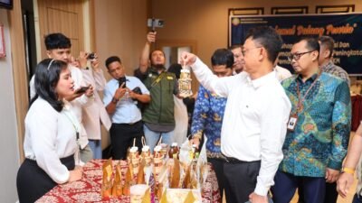 Wali Kota Pontianak Edi Rusdi Kamtono melihat produk-produk UMKM yang dipamerkan saat workshop.
