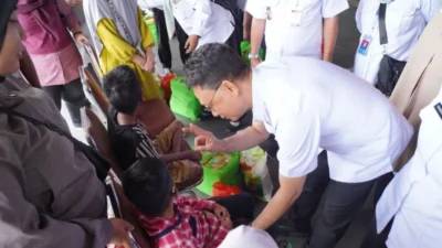 Wali Kota Pontianak, Edi Rusdi Kamtono, menyerahkan bantuan paket nutrisi secara simbolis kepada perwakilan penyandang disabilitas di halaman Kantor Wali Kota, Rabu (19/11/2025).