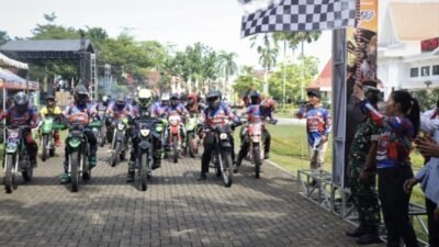 Wali Kota Singkawang, Tjhai Chui Mie, saat mengibarkan bendera start melepas ratusan peserta Trabas Wisata Singkawang dalam rangka Hari Jadi ke-24 Kota Singkawang, Sabtu (1/11/2025). (Dok. Ist)