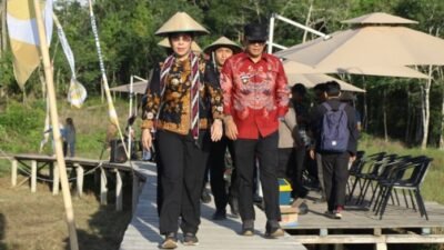 Wali Kota Singkawang, Tjhai Chui Mie saat meresmikan kawasan wisata terpadu Saung Timur di Kelurahan Nyarumkop, Singkawang Timur, Jumat (7/11/2025).