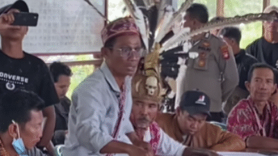 Sejumlah warga Desa Bika saat mendatangi kantor PT. BIA di Putussibau Utara untuk menuntut keadilan atas dugaan penggarapan lahan adat, Senin (10/11/2025).