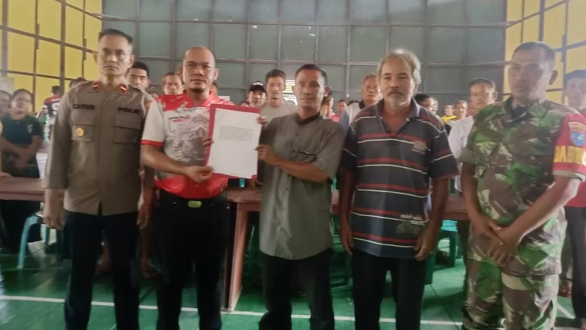 Warga Desa Bika tuntut Kades Gunawan Stepanus mundur dari jabatannya karena dinilai tidak transparan soal keuangan. Camat Bika tampung aspirasi warga.