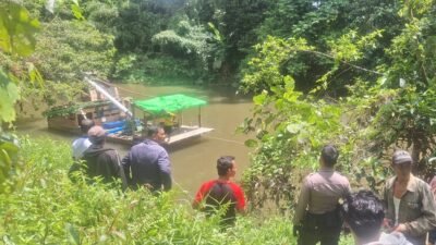 Forum Masyarakat Peduli Air Sungai Ntorap di Sekadau Hulu hancurkan satu set lanting tambang ilegal. Foto: HO/Faktakalbar.id