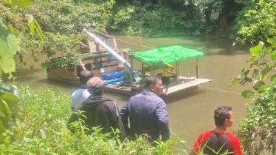 Forum Masyarakat Peduli Air Sungai Ntorap di Sekadau Hulu hancurkan satu set lanting tambang ilegal. Foto: HO/Faktakalbar.id