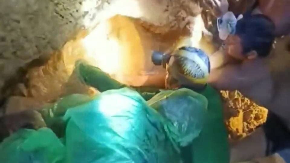 Warga berusaha mengevakuasi korban yang tertimbun longsor di Dusun Perupuk, Desa Beginjan, Tayan Hilir, Sanggau, Rabu (12/11/2025).