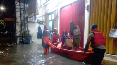 Tim BPBD DKI evakuasi warga terdampak banjir di Jakarta Selatan, Kamis (30/10). Sumber Foto: BPBD DKI Jakarta