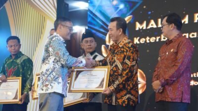 Kadiskominfo Pontianak, Zulkarnain mewakili Wali Kota, menerima salah satu dari empat Penghargaan Keterbukaan Informasi Publik Kalbar 2025 di Pendopo Gubernur, Jumat (14/11/2025) malam.