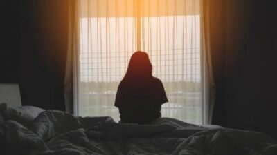 "Merasa kesepian? Bukan hanya main medsos, ini 4 aktivitas nyata yang bisa Anda lakukan, mulai dari menelpon teman hingga 'kencani' diri sendiri."