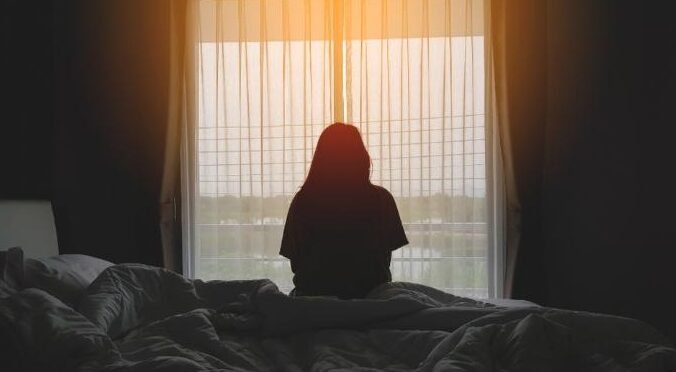 "Merasa kesepian? Bukan hanya main medsos, ini 4 aktivitas nyata yang bisa Anda lakukan, mulai dari menelpon teman hingga 'kencani' diri sendiri."