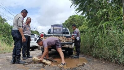 "Kondisi Jalan Parit Timur Kayong Utara rusak parah dan berlubang. Satlantas Polres Kayong Utara lakukan penambalan swadaya demi cegah kecelakaan."