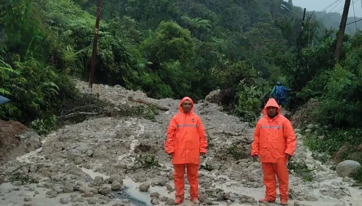 "Duka menyelimuti Sumut, 34 warga meninggal dan 52 hilang diterjang bencana. Walhi ingatkan alarm bahaya deforestasi di hulu yang perparah dampak cuaca ekstrem."